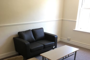 2 bed flat, High Street, Near university, Portsmouth, PO12HS - Image 2